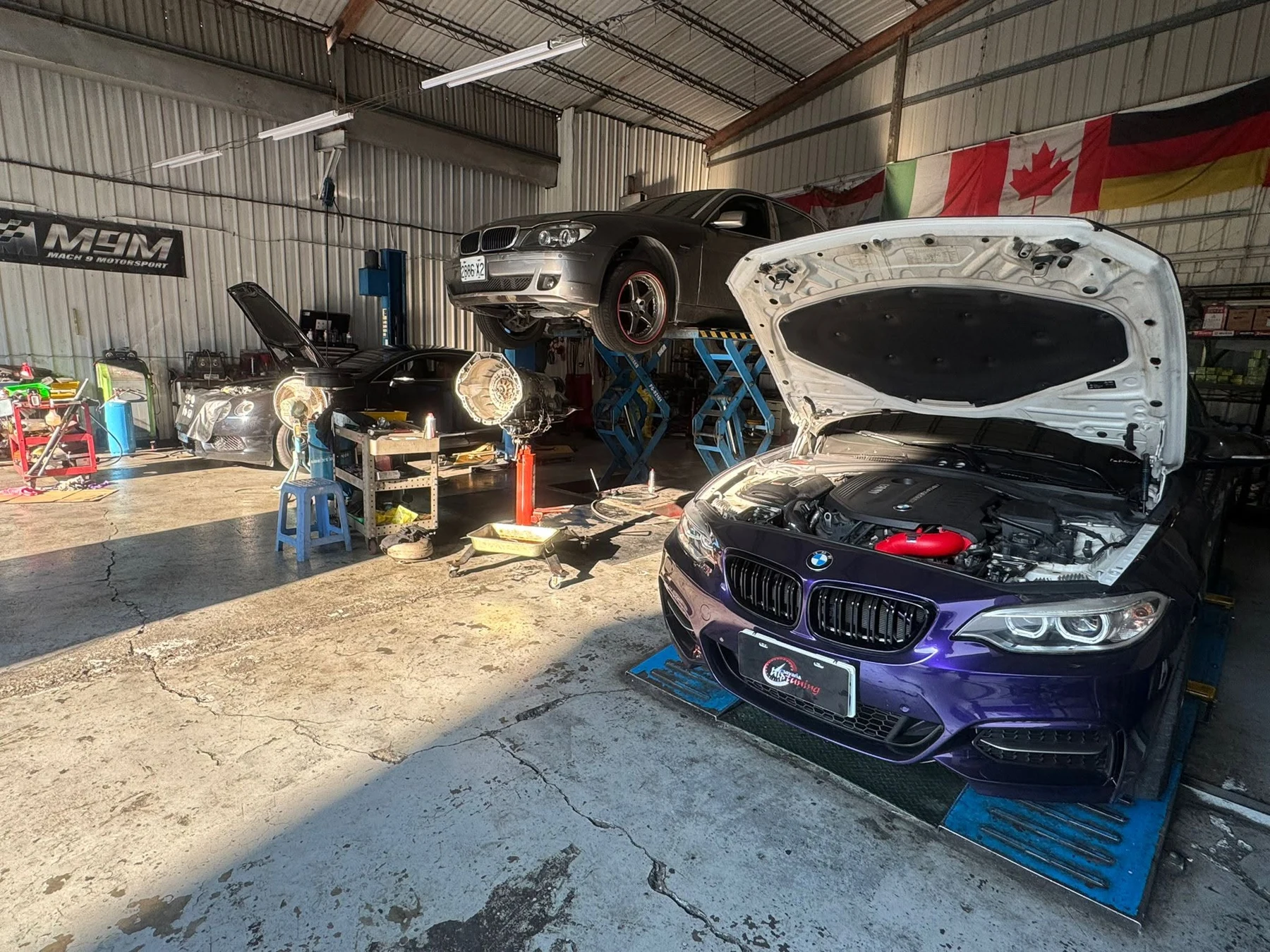 巴伐利亞工作室內的 BMW 性能車與維修設備